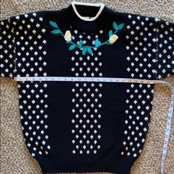Vintage NWT Black & White Sweater W/ Floral Embroidery Detail - Picture 10 of 11